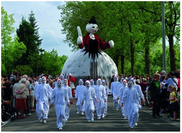 PuzzelMan (372) - "Belgium, Ypres, Procession of Cats" - 99 brikker puslespil